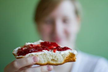 Eine Frau mit einem Marmeladenbrot